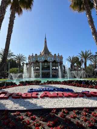 Entrance display with fountains and flowers in front of the Carousel Colombia